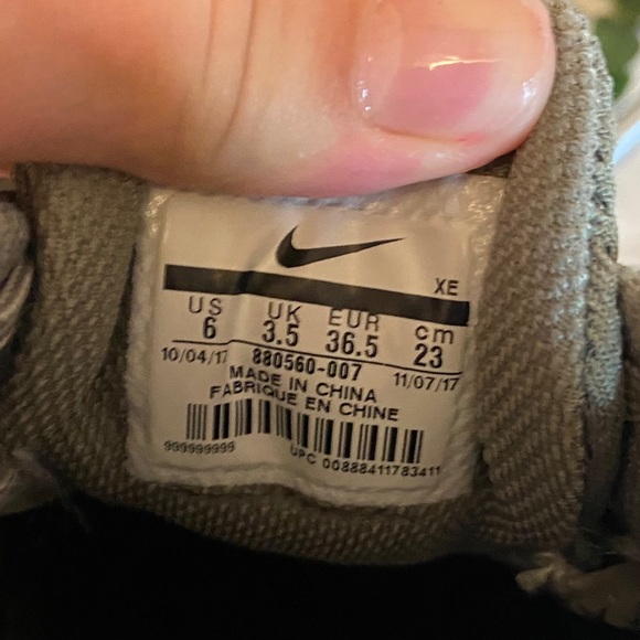 Nike shoes - Picture 3 of 3